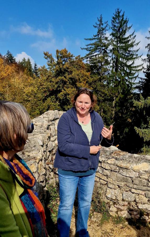 Ruth Rios auf der Burgruine Alt-Tierstein
